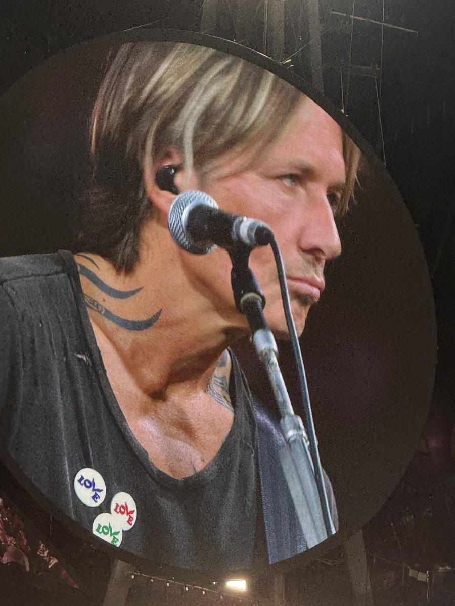 Keith Urban’s Neck Tattoos Revealed