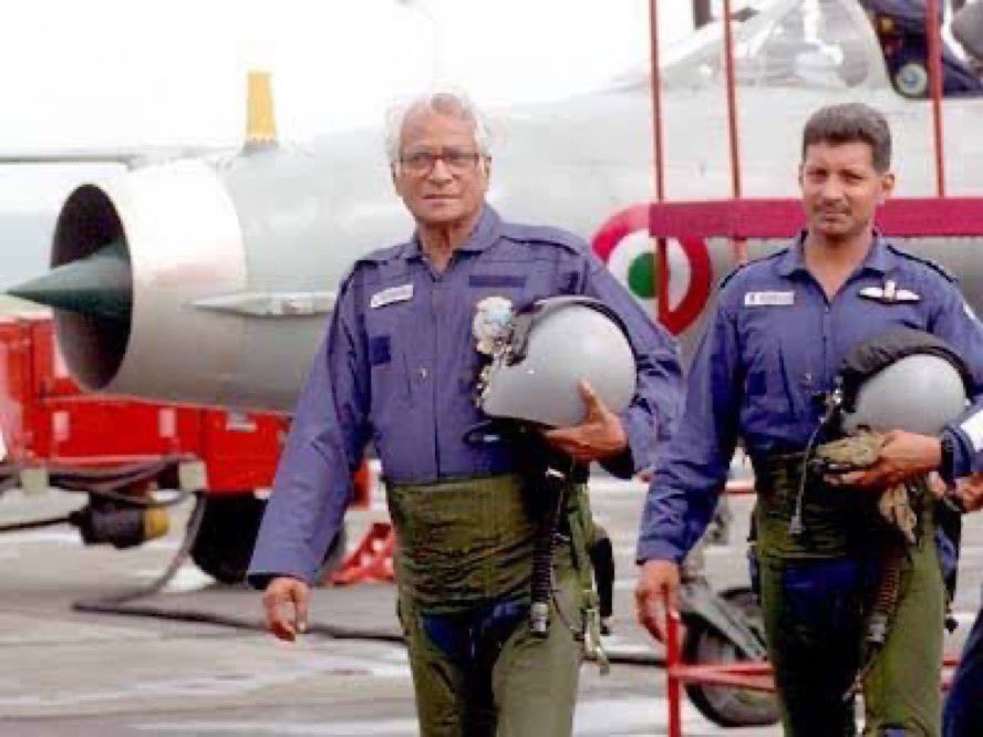 #BlastFromThePast When the then 73-yr-old  defence minister George Fernandes flew in a MiG-21 at Ambala in 2003, ditching his crumpled Kurta-Pyjama for blue flying overhauls, in a bid to dispel  any criticism of the ageing fighter as a #FlyingCoffin! It was 22 YEARS AGO!