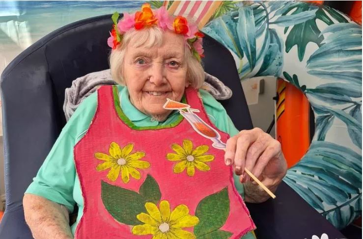SwanseaOnline10's tweet image. A 104-year-old wanted to 'feel the sand between my toes' one last time, then something magical happened - crnch.it/K1o-uRZn