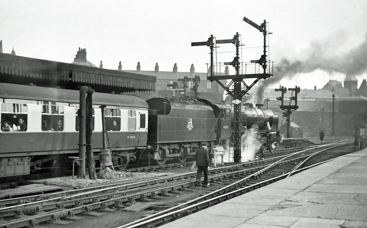TrainStations23's tweet image. Stockport Edgeley, Royal Scot 46111 &apos;Royal Fusilier&apos; &apos;The Comet&apos; (17.45 Manchester London Road - London Euston) September 1958. 

Photo by D W Castle
Courtesy of Alan Hart