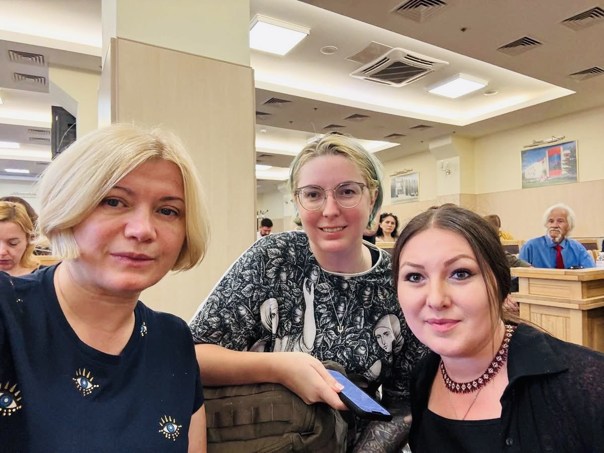 IrynaGerashche2's tweet image. Обʼєктивно зморені після вчорашнього бурхливого дня. Але - немає часу і права на втому. Знову захищаємо законність і демократію. Європейська Солідарність зараз в Касаційному адміністративному суді Верховного Суду, де триває розгляд позову Порошенка проти Зеленського у справі…