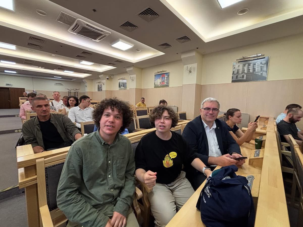 IrynaGerashche2's tweet image. Обʼєктивно зморені після вчорашнього бурхливого дня. Але - немає часу і права на втому. Знову захищаємо законність і демократію. Європейська Солідарність зараз в Касаційному адміністративному суді Верховного Суду, де триває розгляд позову Порошенка проти Зеленського у справі…