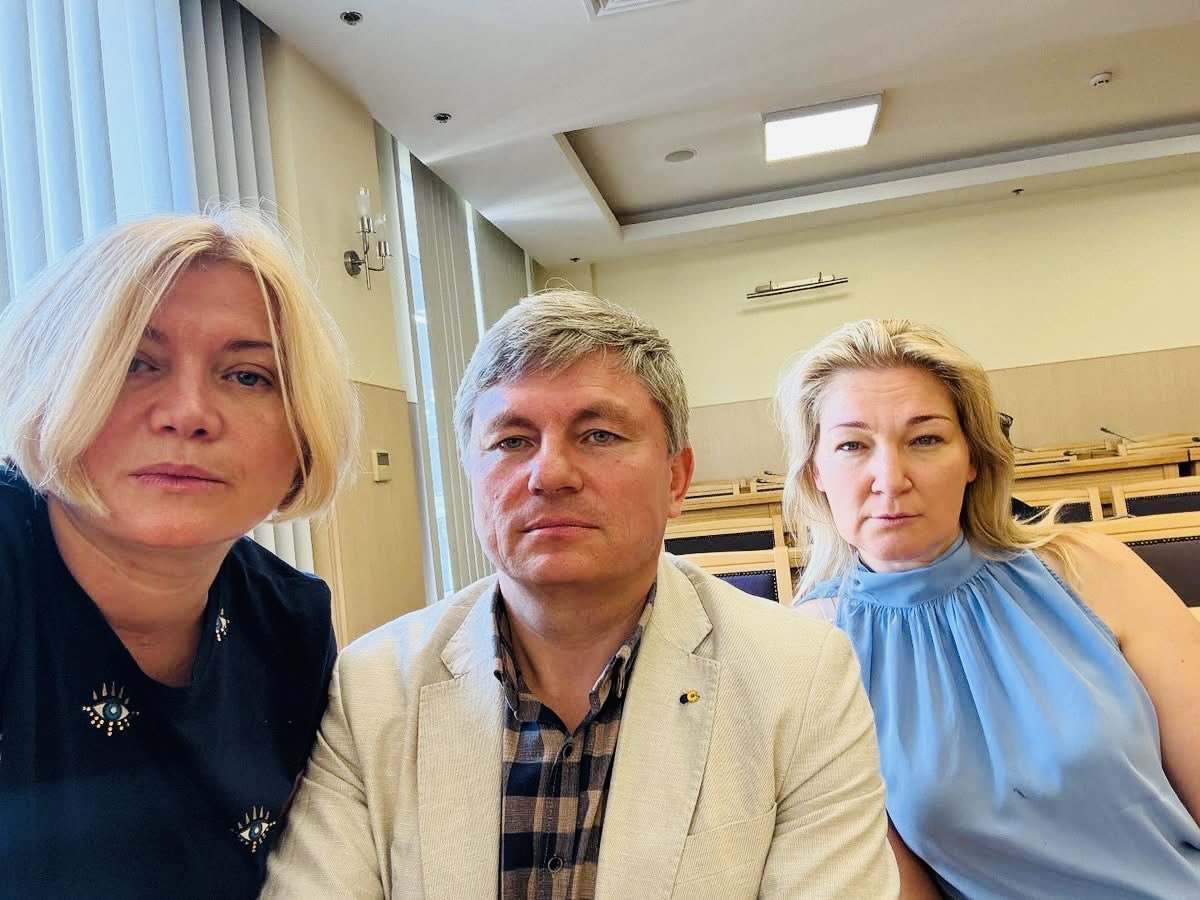 IrynaGerashche2's tweet image. Обʼєктивно зморені після вчорашнього бурхливого дня. Але - немає часу і права на втому. Знову захищаємо законність і демократію. Європейська Солідарність зараз в Касаційному адміністративному суді Верховного Суду, де триває розгляд позову Порошенка проти Зеленського у справі…