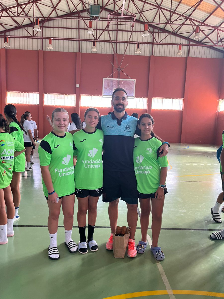 🤩 Sorpresón que se han llevado nuestras jóvenes jugadoras Irene, Carla y Alba con la visita de <a href="/Cacuen10/">José Cuenca Cano</a> al #CampusFABM2025 🤾‍♀️🤾‍♂️

📌 Nuestro capi ha visitado el #CEULAJ para compartir un ratito con los/as participantes👏

¡A seguir disfrutando, chicas!

#VamosMiGenil #VamosAX