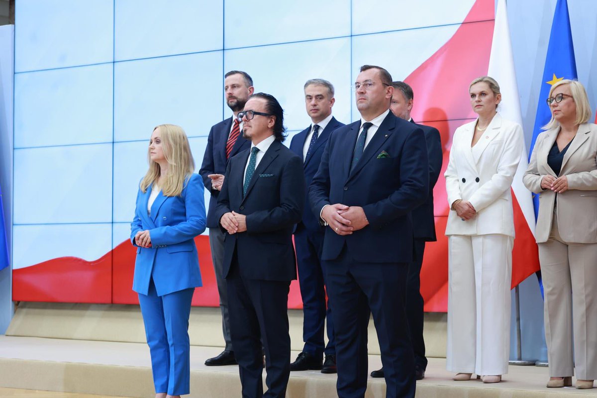 KosiniakKamysz's tweet image. Rekonstrukcja rządu to nowe otwarcie i jasna deklaracja odpowiedzialności.
Dla @nowePSL priorytetami niezmiennie jest bezpieczeństwo narodowe, energetyczne, żywnościowe i infrastrukturalne. Przed nami wiele pracy dla Was, dla Polski 🇵🇱