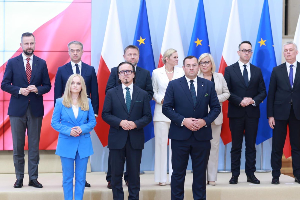 KosiniakKamysz's tweet image. Rekonstrukcja rządu to nowe otwarcie i jasna deklaracja odpowiedzialności.
Dla @nowePSL priorytetami niezmiennie jest bezpieczeństwo narodowe, energetyczne, żywnościowe i infrastrukturalne. Przed nami wiele pracy dla Was, dla Polski 🇵🇱