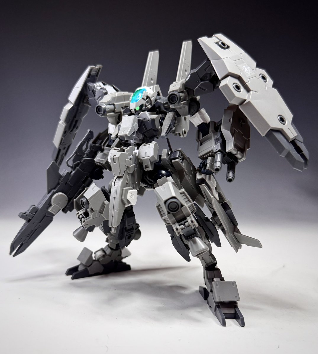 hobbyseidai's tweet image. 【FAエスポジットバルチャー】
フルアーマーユニットで強化されたエスポジットのカスタム機。
鉄壁の防御と機動力、火力を兼ね備え、降り注ぐ弾丸の雨を物ともせず突撃して戦場を制圧する。
#MIX30MLコンテスト
#30MM
※モノアイは魔法武装封入のエネルギーウィップを切断して使用。