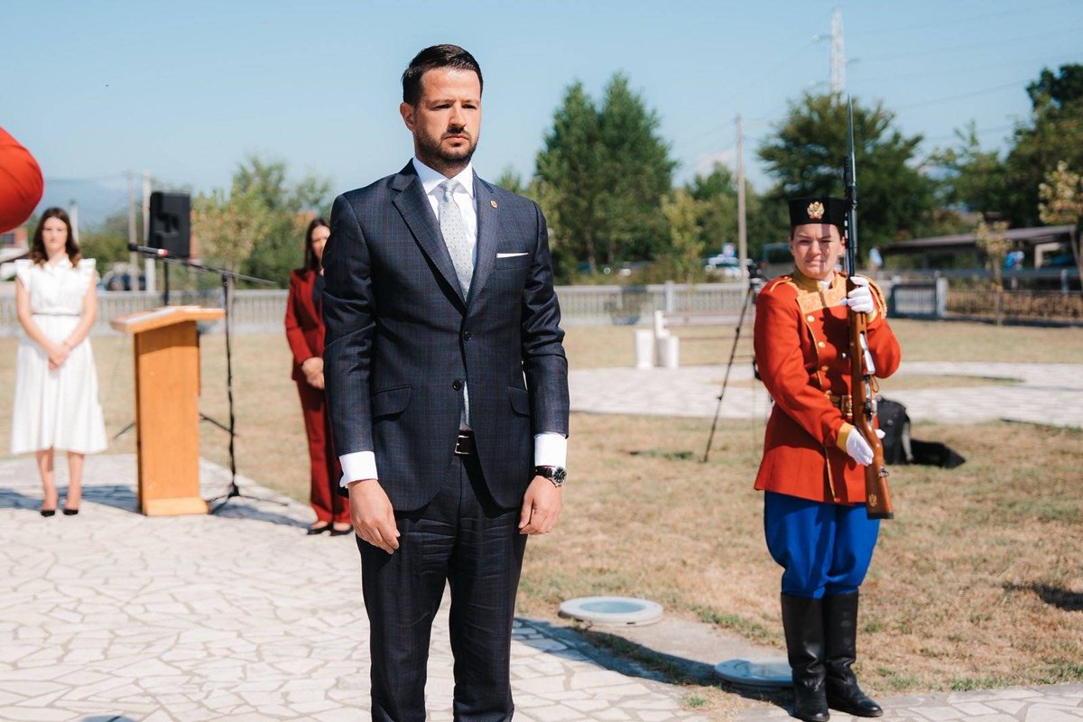 JakovMilatovic's tweet image. Na Lazinama se sjećamo 52 mlade osobe koje su zbog svojih antifašističkih uvjerenja položile živote za pravedniji svijet.
Njihova žrtva nas obavezuje da čuvamo ideale slobode, ljudskih prava i demokratije, a 81 godinu kasnije, ona nastavlja živjeti kroz svaki naš korak u…