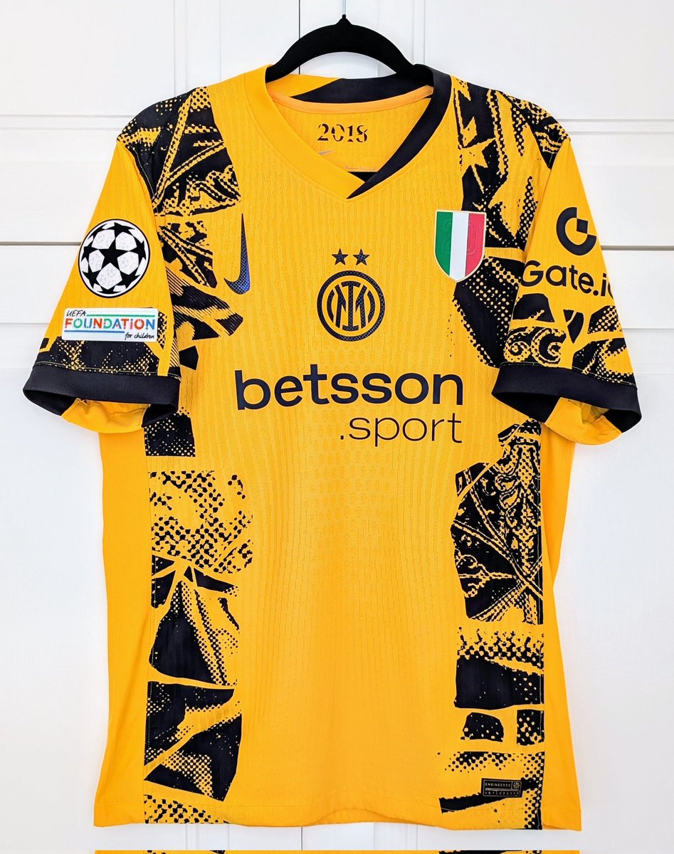 polyester_fever's tweet image. 🚨 New Delivery 🚨
Thanks to the legend @KitNerdUK I have added the one shirt from last season I couldn't make my mind up if I liked. Now I have it in hand I LOVE IT. All comes down to the detailing in the Scudetto and THAT nameset, elevated the whole thing. Sleeve details added