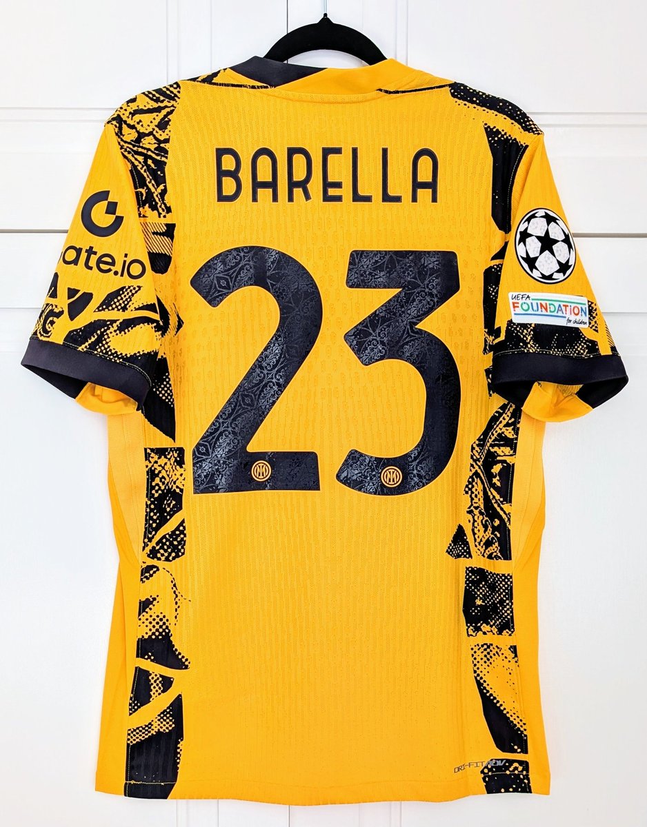 polyester_fever's tweet image. 🚨 New Delivery 🚨
Thanks to the legend @KitNerdUK I have added the one shirt from last season I couldn't make my mind up if I liked. Now I have it in hand I LOVE IT. All comes down to the detailing in the Scudetto and THAT nameset, elevated the whole thing. Sleeve details added