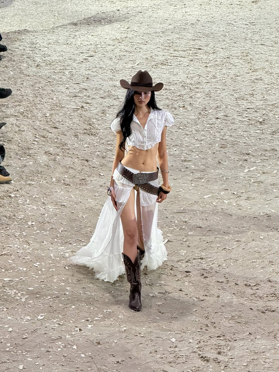 ᥫ᭡. (@lovelyfemm) on Twitter photo 