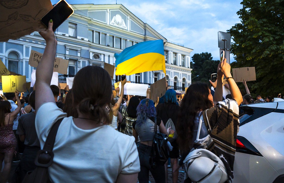 CinemaPeople_'s tweet photo. Protest demonstration against bill No. 12414 in Ukraine, urging President Zelenskyy to veto the law, that would increase government control over the the independence of the National Anti-Corruption Bureau (NABU) and the Specialized Anti-Corruption Prosecutor's Office (SAP) https://t.co/BkVjIIqL3x