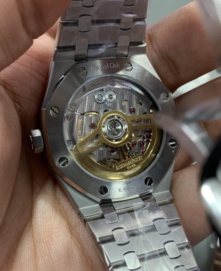 VERYKOOLLUKEY's tweet image. The hilarious thing about fake watches is the fact that they are a much better investment than “real” watches
You can go to a rep market in Guangzhou and buy a clone 1/1 clone for under 100$ and then sell it in the US for at least 500-1000$
Identical parts and movements