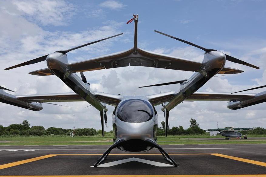 ChinaDaily's tweet image. A Chinese tech startup on Tuesday delivered a ton-class electric vertical takeoff and landing (eVTOL) aircraft, marking a breakthrough in the application of large #eVTOLs. bit.ly/4f2t05j