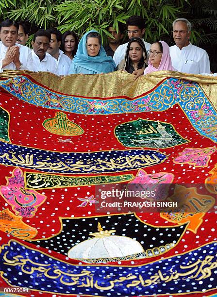 GeetaTomar_2802's tweet image. विपक्ष जब,भारतीय जनता पार्टी के सांसद यदि राम मंदिर में दर्शन की फोटो वायरल करते है तो उसे कम्युनल कहते है
कांग्रेसी जब अजमेर दरगाह पर चादर चढ़ाते है तो उसे कम्युनल क्यों नहीं कहते हैं
आपको शर्म नहीं आती हिंदुओं की आस्था पर चोट करते हुए विपक्ष