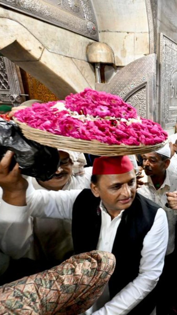 GeetaTomar_2802's tweet image. विपक्ष जब,भारतीय जनता पार्टी के सांसद यदि राम मंदिर में दर्शन की फोटो वायरल करते है तो उसे कम्युनल कहते है
कांग्रेसी जब अजमेर दरगाह पर चादर चढ़ाते है तो उसे कम्युनल क्यों नहीं कहते हैं
आपको शर्म नहीं आती हिंदुओं की आस्था पर चोट करते हुए विपक्ष