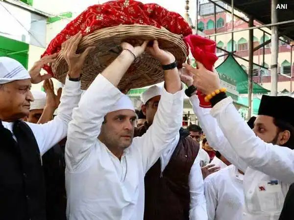 GeetaTomar_2802's tweet image. विपक्ष जब,भारतीय जनता पार्टी के सांसद यदि राम मंदिर में दर्शन की फोटो वायरल करते है तो उसे कम्युनल कहते है
कांग्रेसी जब अजमेर दरगाह पर चादर चढ़ाते है तो उसे कम्युनल क्यों नहीं कहते हैं
आपको शर्म नहीं आती हिंदुओं की आस्था पर चोट करते हुए विपक्ष