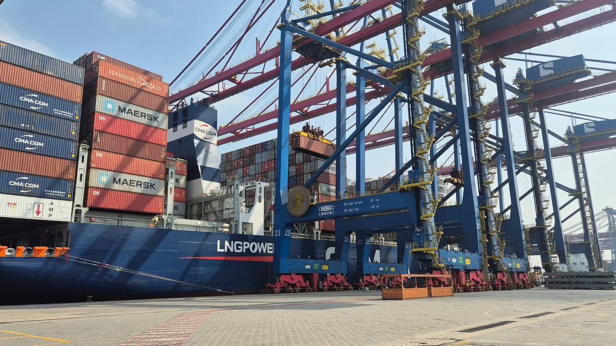 ManonAubryFr's tweet image. Au port de Santos au Brésil, le plus grand port d'Amérique Latine, 20 000 camions par jour acheminent les marchandises destinées à l'exportation par porte-conteneurs : boeuf, maïs, soja, sucre, etc.
...mais seulement 34 personnes en tout effectuent des contrôles sanitaires.
Et…