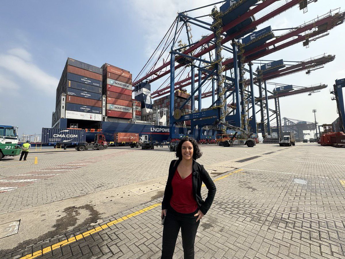 ManonAubryFr's tweet image. Au port de Santos au Brésil, le plus grand port d'Amérique Latine, 20 000 camions par jour acheminent les marchandises destinées à l'exportation par porte-conteneurs : boeuf, maïs, soja, sucre, etc.
...mais seulement 34 personnes en tout effectuent des contrôles sanitaires.
Et…
