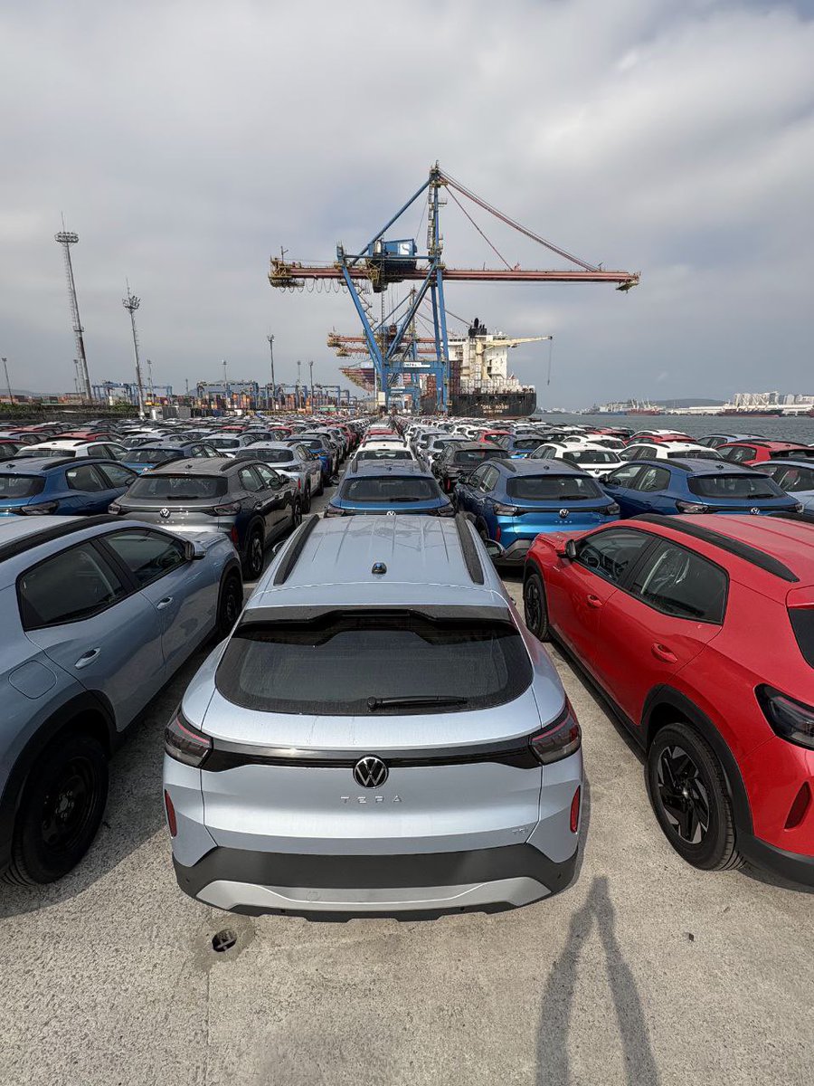 ManonAubryFr's tweet image. Au port de Santos au Brésil, le plus grand port d'Amérique Latine, 20 000 camions par jour acheminent les marchandises destinées à l'exportation par porte-conteneurs : boeuf, maïs, soja, sucre, etc.
...mais seulement 34 personnes en tout effectuent des contrôles sanitaires.
Et…