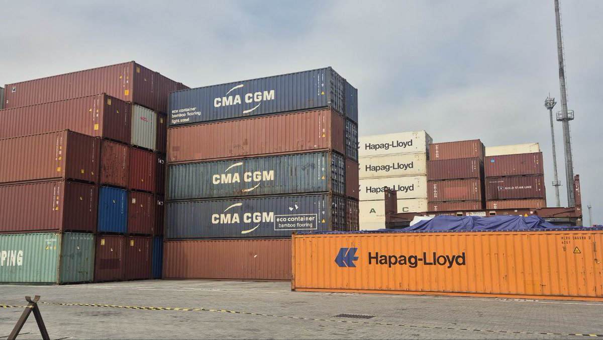 ManonAubryFr's tweet image. Au port de Santos au Brésil, le plus grand port d'Amérique Latine, 20 000 camions par jour acheminent les marchandises destinées à l'exportation par porte-conteneurs : boeuf, maïs, soja, sucre, etc.
...mais seulement 34 personnes en tout effectuent des contrôles sanitaires.
Et…