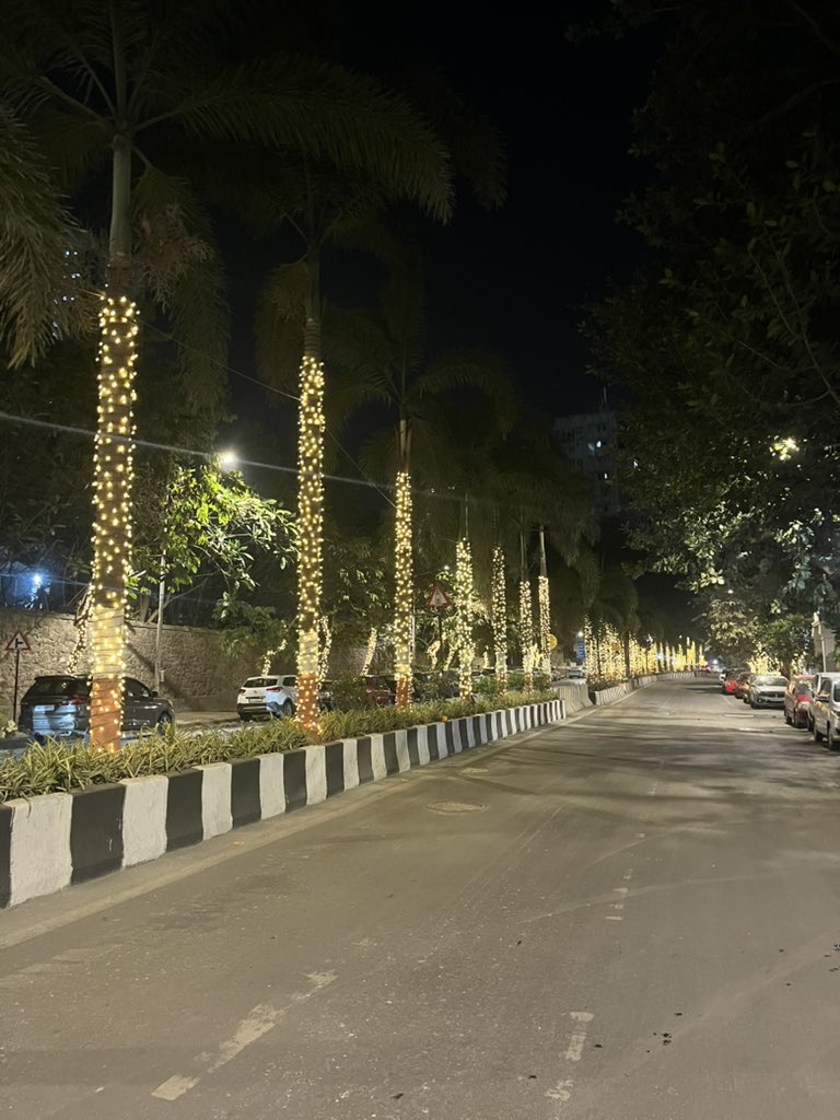 marinebharat's tweet image. Missing Road Markings is a Petty Scam that takes many Human Lives!
Municipal Corporations in India do not follow Indian Road Congress (IRC) standards
2.5 MM thickness of White Thermoplastic Paint is recommended as per IRC-35 clause
Paint cost - just ₹70/kg
Pic Source - me