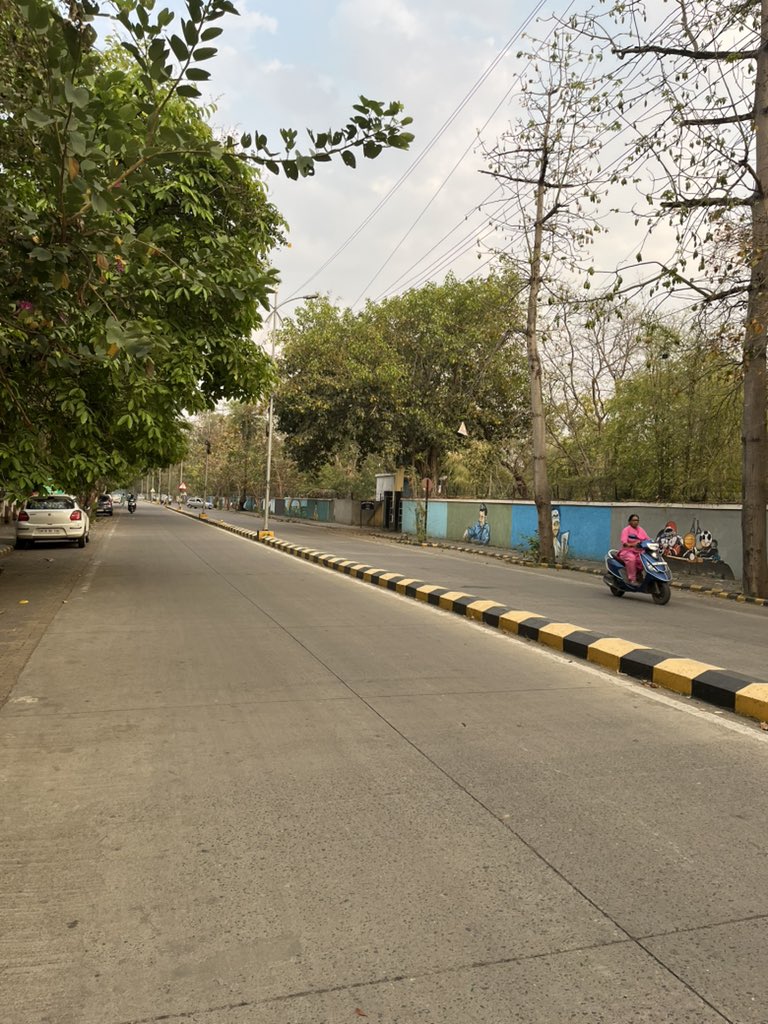 marinebharat's tweet image. Missing Road Markings is a Petty Scam that takes many Human Lives!
Municipal Corporations in India do not follow Indian Road Congress (IRC) standards
2.5 MM thickness of White Thermoplastic Paint is recommended as per IRC-35 clause
Paint cost - just ₹70/kg
Pic Source - me
