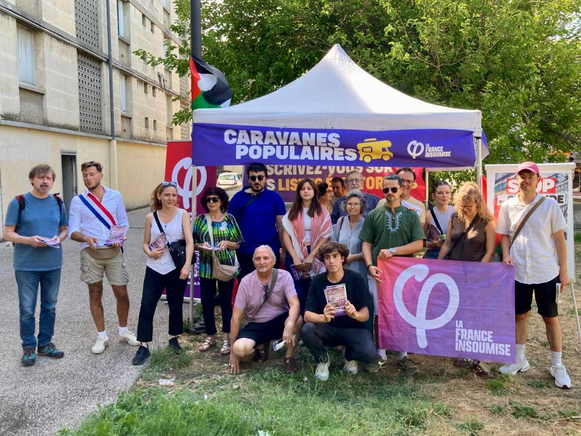 FranceInsoumise's tweet image. « Vous êtes les seuls politiques à venir nous voir ici et à écouter nos préoccupations, même en plein été, merci ! »
Les #CaravanesPopulaires étaient à Lille avec @Aurelien_Le_Coq et à Avignon avec @ArnaultRaphael.
Les insoumis sont en campagne permanente pour vaincre la…