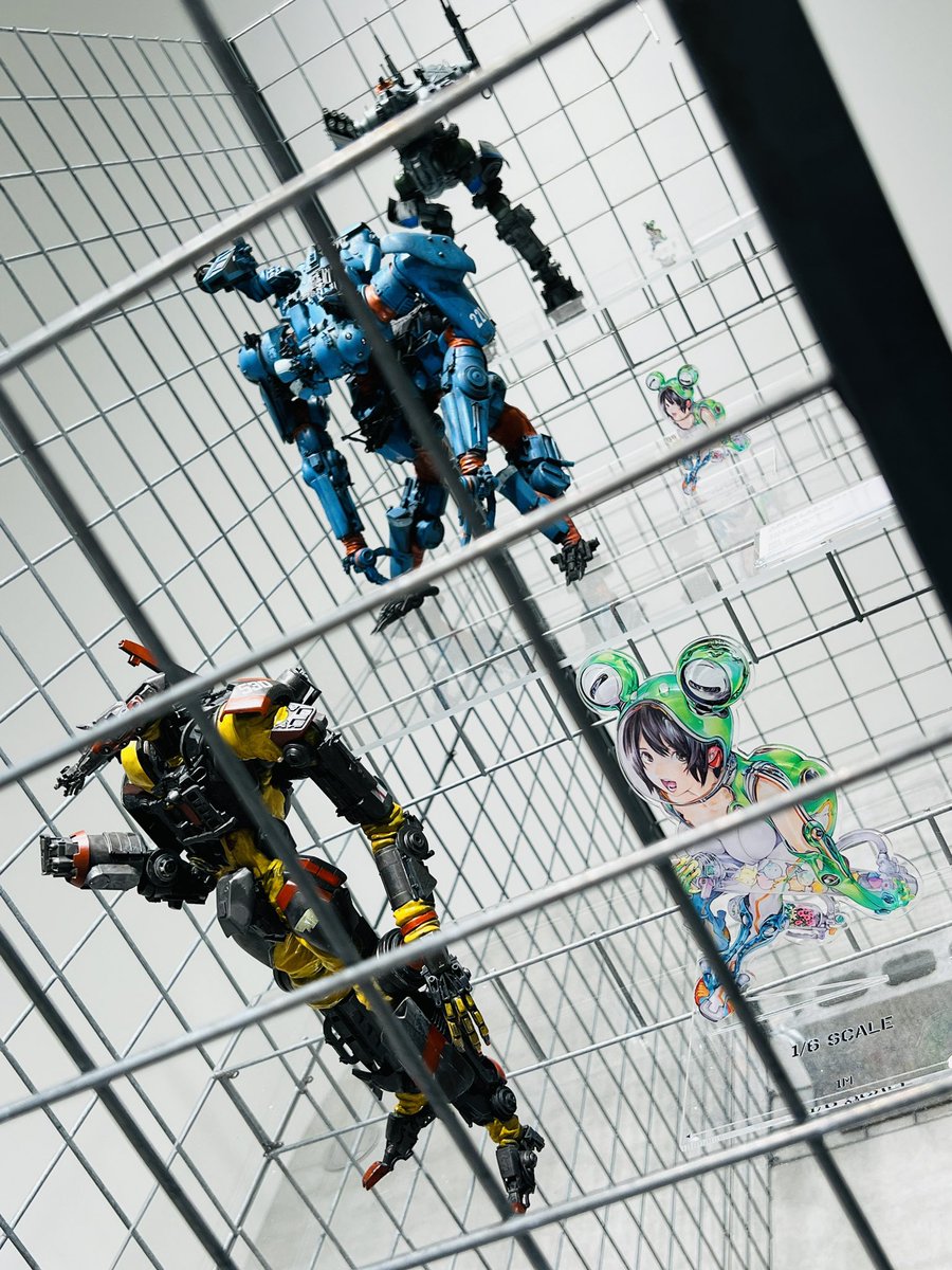 AkimatutiX's tweet image. めちゃくちゃ久しぶりに東京に出たので大森記詩さん@KISHI_OMORI と大暮維人先生の展示を観に麻布台ヒルズに。絵も模型もかっこいい!田宮俊作さんの訃報もあってタミヤやスケールモデルのことについても考えた。間違いなくタミヤのプラモが無かったら自分の子供時代は味気なかった。