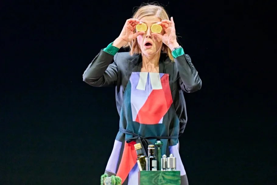 rosamund pike daily tweet media