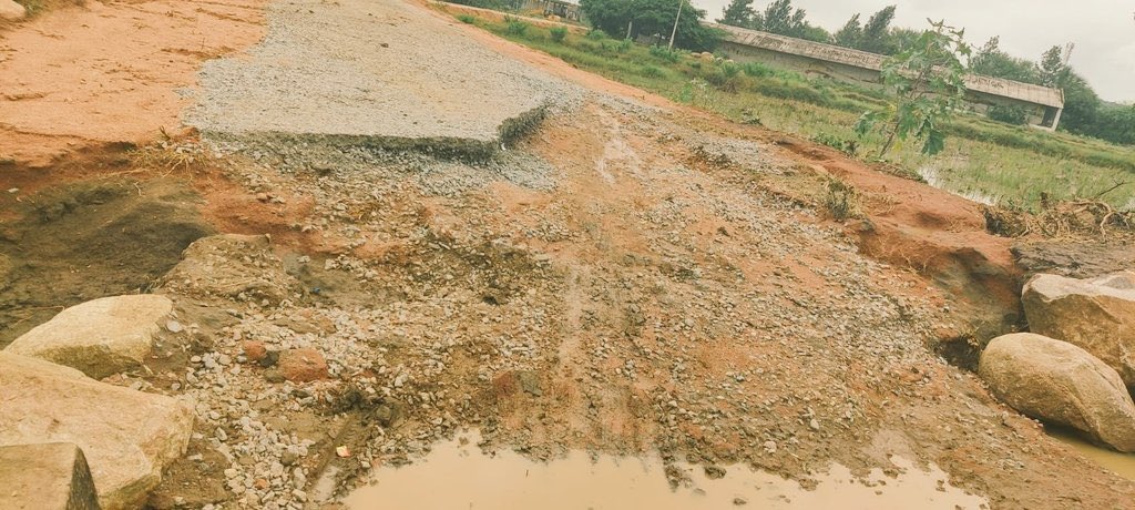 revathitweets's tweet image. ROADS OF TELANGANA
This was a road that connected Madanpally Thanda to Ibrahimpur Thanda in Parigi, Vikarabad district, till yesterday….
Today it is an “shining” example of corruption!
JUST THREE months ago, the government built this bridge spending a ₹ ONE crore & all it…