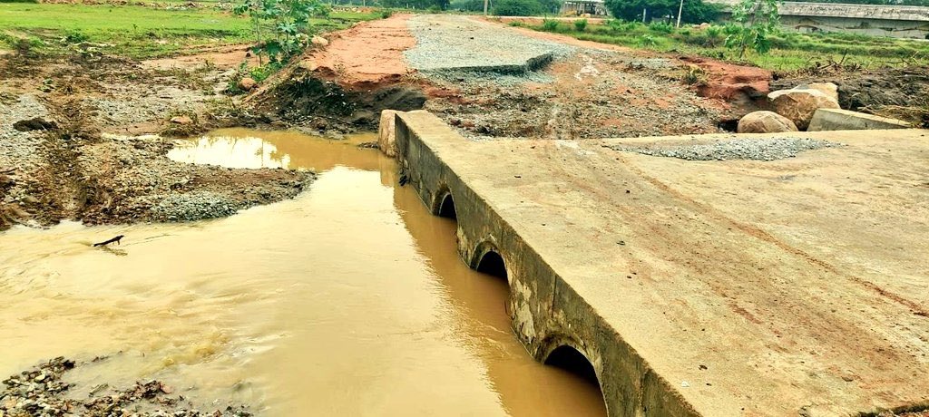 revathitweets's tweet image. ROADS OF TELANGANA
This was a road that connected Madanpally Thanda to Ibrahimpur Thanda in Parigi, Vikarabad district, till yesterday….
Today it is an “shining” example of corruption!
JUST THREE months ago, the government built this bridge spending a ₹ ONE crore & all it…