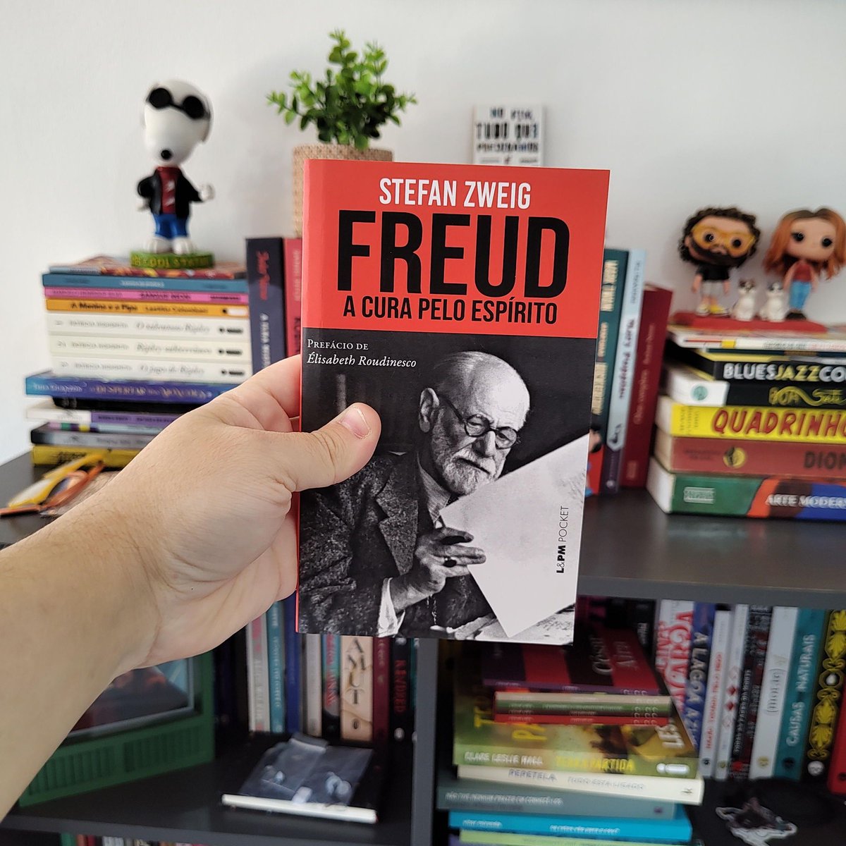 jornalnota's tweet image. DICA! 🚨 Recebemos da @LePM_Editores, Freud: a Cura Pelo Espírito, de Stefan Zweig! ❤️
Este volume reúne três escritos de Zweig sobre o pai da psicanálise: o primeiro, um texto sobre a vida e a obra de Freud, um artigo sobre O mal-estar na cultura e, por último, o elogio…