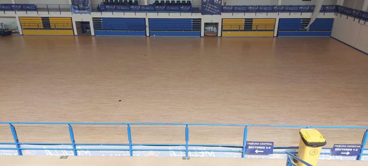 La Consejería de Deportes ha finalizado la mejora del parqué del pabellón ‘Javier Imbroda’, que ha consistido en su acuchillado, barnizado y macerado, y ahora se han pintado todas las líneas.
