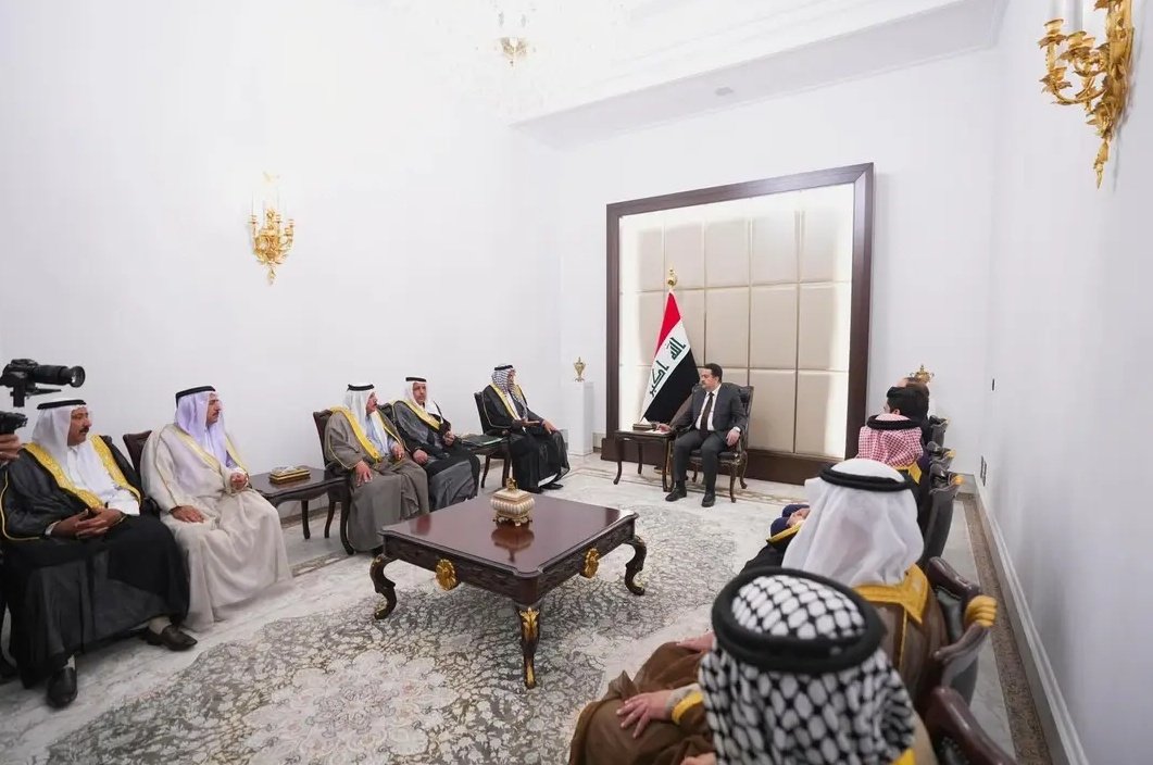 رئيس وزراء العراق يستقبل وفداً من شيوخ ووجهاء قبيلة الخزرج في العراق برئاسة الشيخ قيس جاسم الخزرجي.