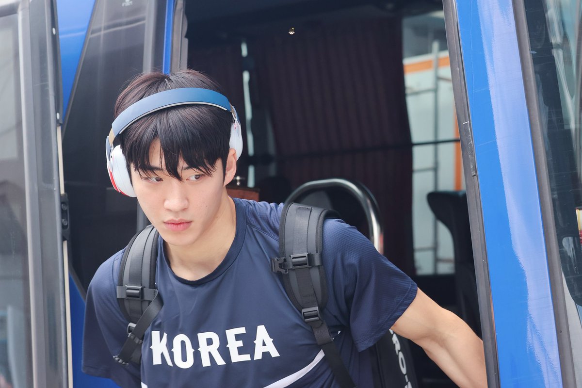 미친사람처럼 휴대폰 액정만 뚫어져라봄