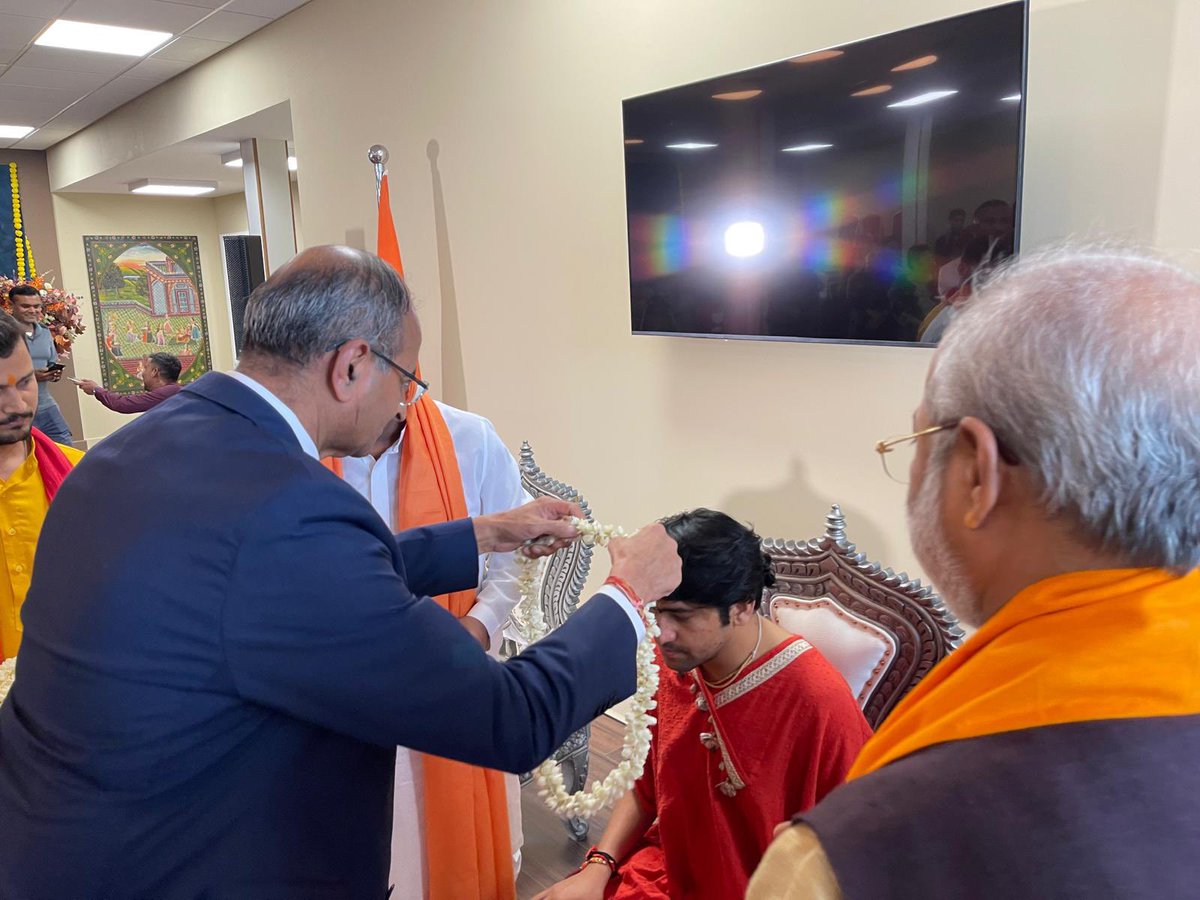 gurudevrkp's tweet image. Tuesday 22nd July, Pujay Bageshwar Sarkar visited #Siddhashram Community Hub in Harrow - London, HH Shri #Rajrajeshwar Guruji welcomed with #Members in Presants of #Gopal Bachhu ji, Samji Patel,Krishna Pujara #Manoj Tiyagi ji and many more.