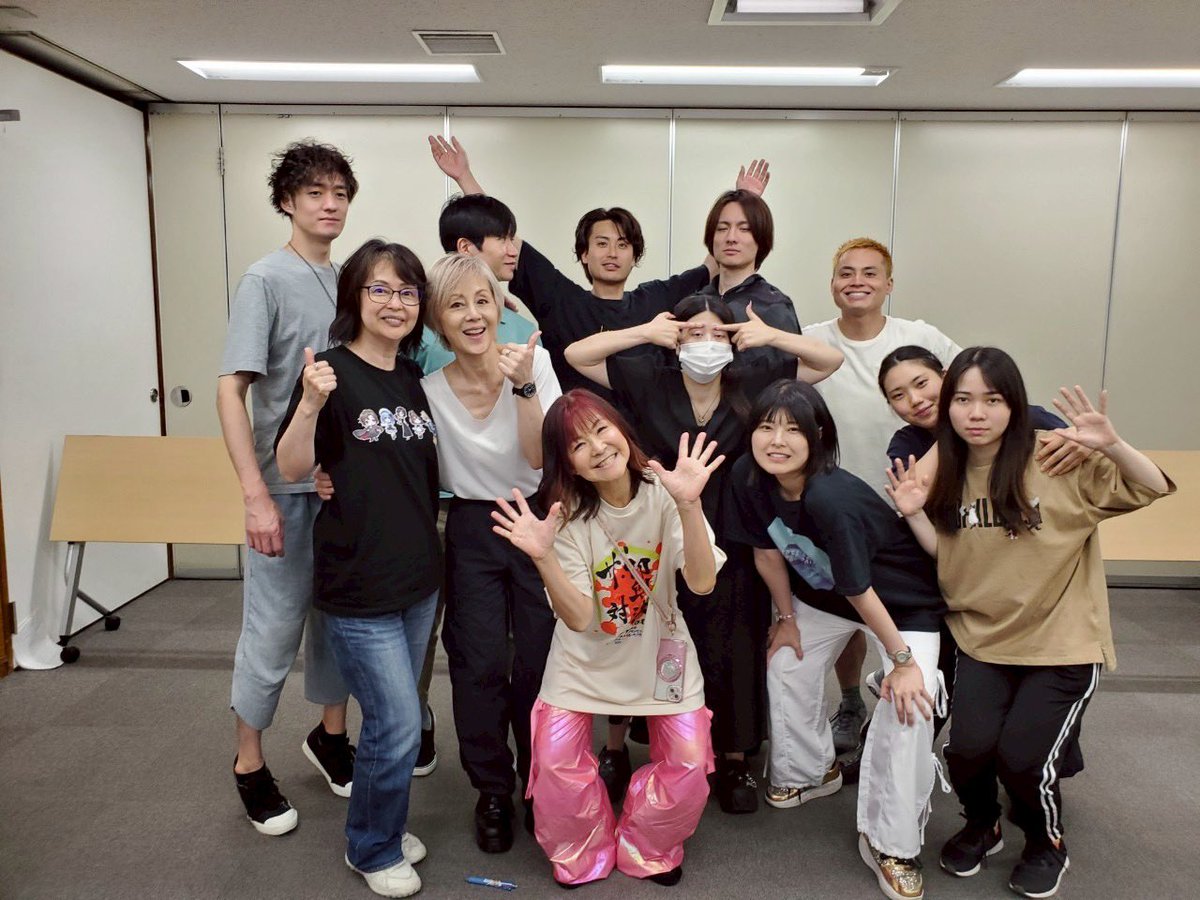 ayudondayo's tweet image. #冥途喫茶
#池袋グリーンシアター
#BOXINBOX
#天田あゆ美
本番迫って来ましたー。稽古中みんなのその表現に、ケタケタと笑っております。お揃いの冥途喫茶Tシャツでパチリ。かわゆいでしよー！