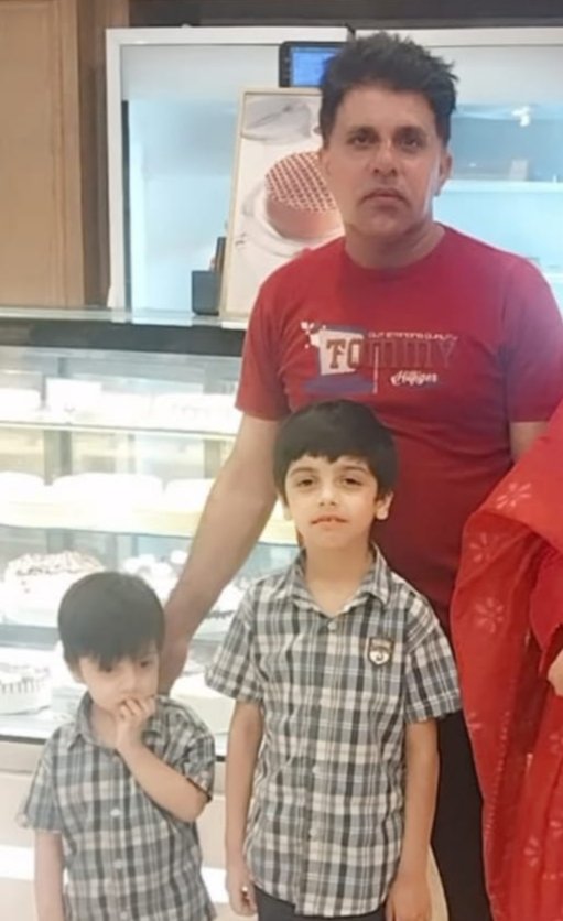 AdvSalmanShahid's tweet image. حسن اور حسین کا انسداد دہشت گردی عدالت کے جج سے سوال ہے کہ انکے پاپا ریاض کو کس جرم میں دس سال کی سزا دی گئی ہے وہ تمام رات روتےرہے کہ ہمارے بابا جیل سے واپس کیوں نہ آئے وہ اکیلے کمانے والے تھے ریاض فرنیچر کی دکان میں کام کرتا تھا تحریک انصاف لاہور قیادت اس فیملی کا ساتھ دے 🙏