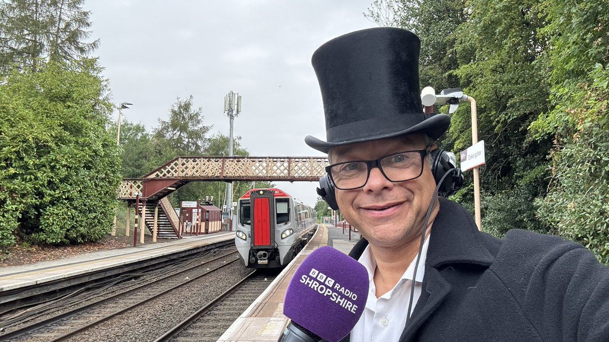 Shuttsie's tweet image. how did your Wednesday Start ? … mine at a train station in a top hat 🎩 @BBCShropshire @adamgreen30 @eyebrowstim