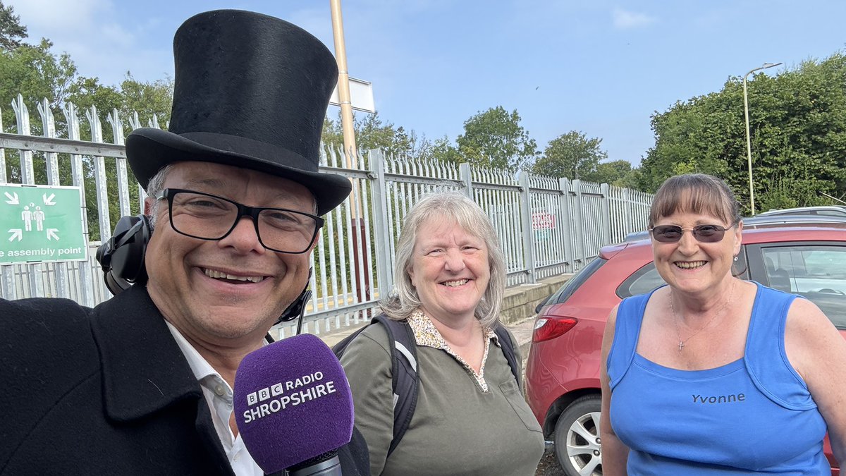 Shuttsie's tweet image. how did your Wednesday Start ? … mine at a train station in a top hat 🎩 @BBCShropshire @adamgreen30 @eyebrowstim