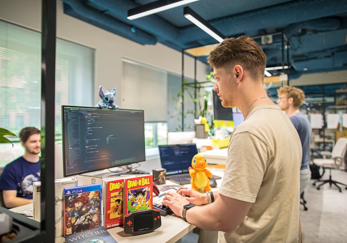 Q42 (@q42) on Twitter photo New Q-er alert!
A little while back we welcomed Daryl our new software engineer! When he’s not coding, you’ll find him bouncing between hobbies, reading, collecting, card games, but he always comes back to his true hobby, story driven games that keep him hooked for hours. 🎮 New Q-er alert!
A little while back we welcomed Daryl our new software engineer! When he’s not coding, you’ll find him bouncing between hobbies, reading, collecting, card games, but he always comes back to his true hobby, story driven games that keep him hooked for hours. 🎮