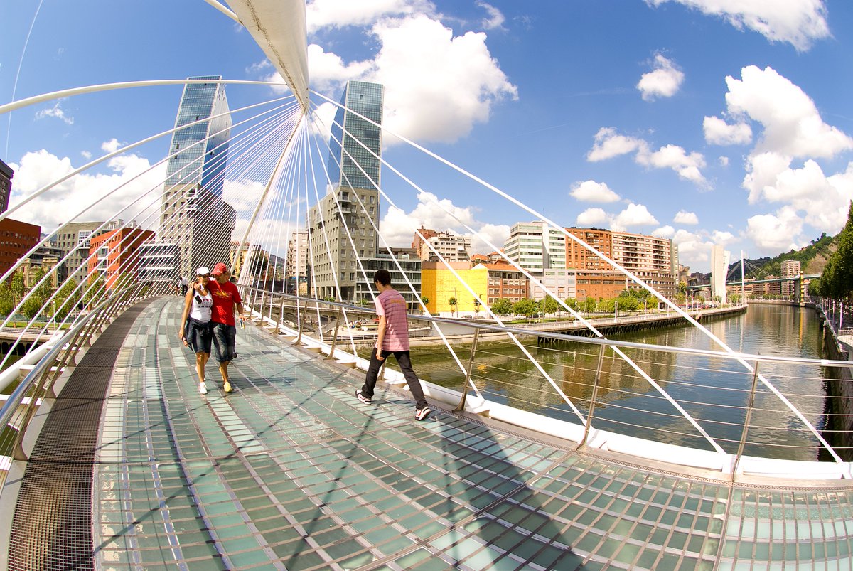 La Spagna è il paese con più città nella classifica Top 100 Best Walking Cities 2025 di GuruWalk!
Ben 25 destinazioni premiate per essere ideali da esplorare a piedi 👣

Non solo Madrid o Barcellona: anche città come Córdoba, Oviedo, Pontevedra, León, Toledo o San Sebastián