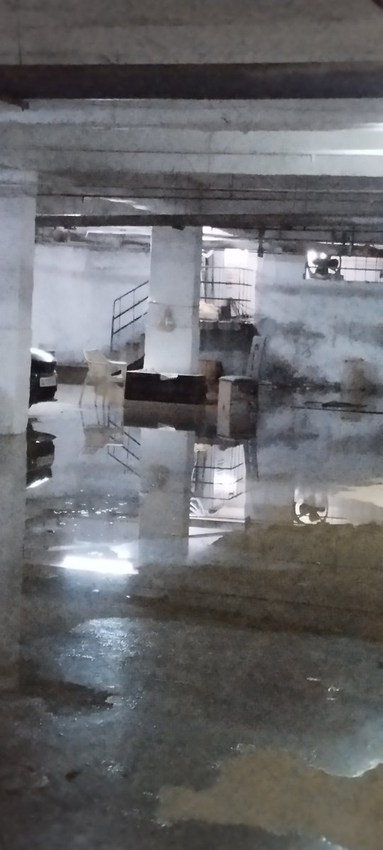 AOA के कार्यभार संभालने के बाद देविका का बेसमेंट बना तालाब, stp के गंदे पानी से नीचे गाड़ियों तक जाना असंभव , बदबू से बेहाल