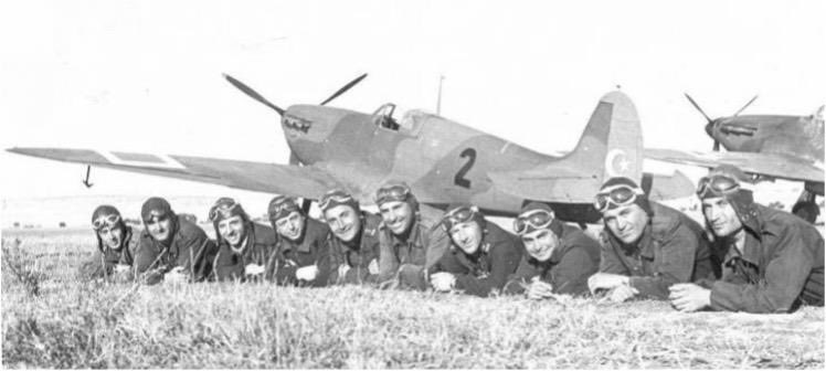 Türk avcı pilotlar Spitfire önünde. 

Üç adet Supermarine Spitfire Mk.I 1939-1940 yıllarında teslim edilmişti. Böylelikle Türkiye, Akdeniz’de Spitfire kullanan ilk ülke olmuştu. Daha sonra fotoğrafta görülen 02 seri numaralı uçak İngiltere’ye iade edilmişti.