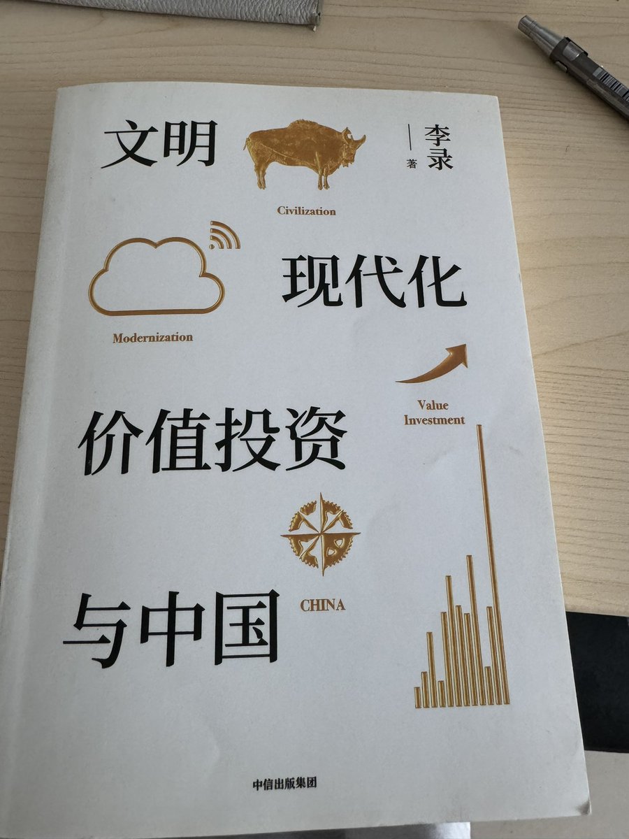 nomadcindyy's tweet image. 【莎士比亚也写不出李录这般戏剧化的人生剧本!】
1966年出生于河北唐山,父母作为“知识分子”,让李录一出生就背负了原罪。从小寄宿在各种托儿所,农民家里,自述多次“差点挂掉”。大学时在北大就读,1989年参与天安门学运,之后“逃”到美国,就读哥伦比亚大学。…