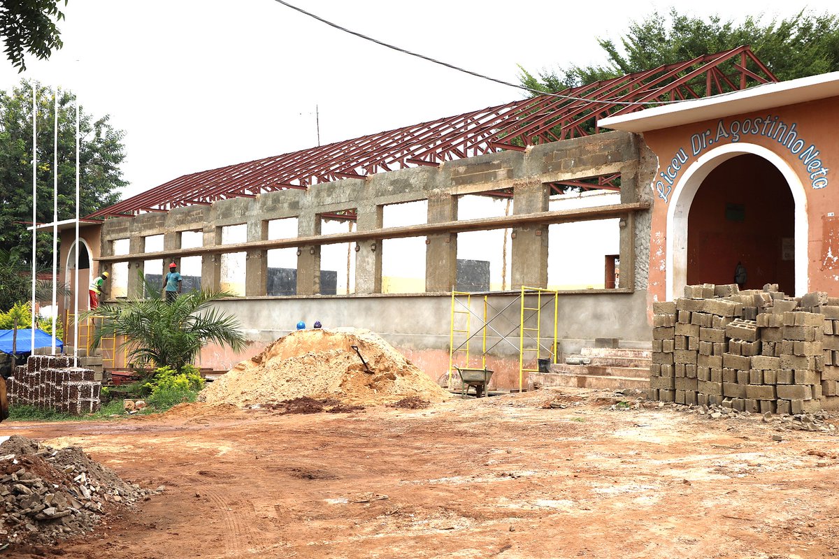 unicef_bissau's tweet photo. Over 2,000 students, including 1,056 girls (52.8%) will benefit from the rehabilitation of Dr Agostinho Neto High School in 🇬🇼.
#Thanks to a contribution from France via #AFD, UNICEF and the Min. of Education are upgrading 37 classrooms with new equipment.📚✨
#Sport4Development https://t.co/OPk5OHcXI0