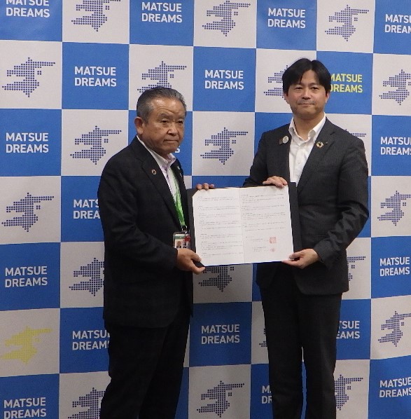 株式会社さんびる様との災害時応援協定締結式

株式会社さんびる様と、「指定一般避難所の指定及び使用に関する協定」を締結しました。本協定は株式会社さんびる様の自社ビル内卓球場を指定一般避難所として指定し、災害時の避難所開設に向けた手続きや支援等を定めたものです。