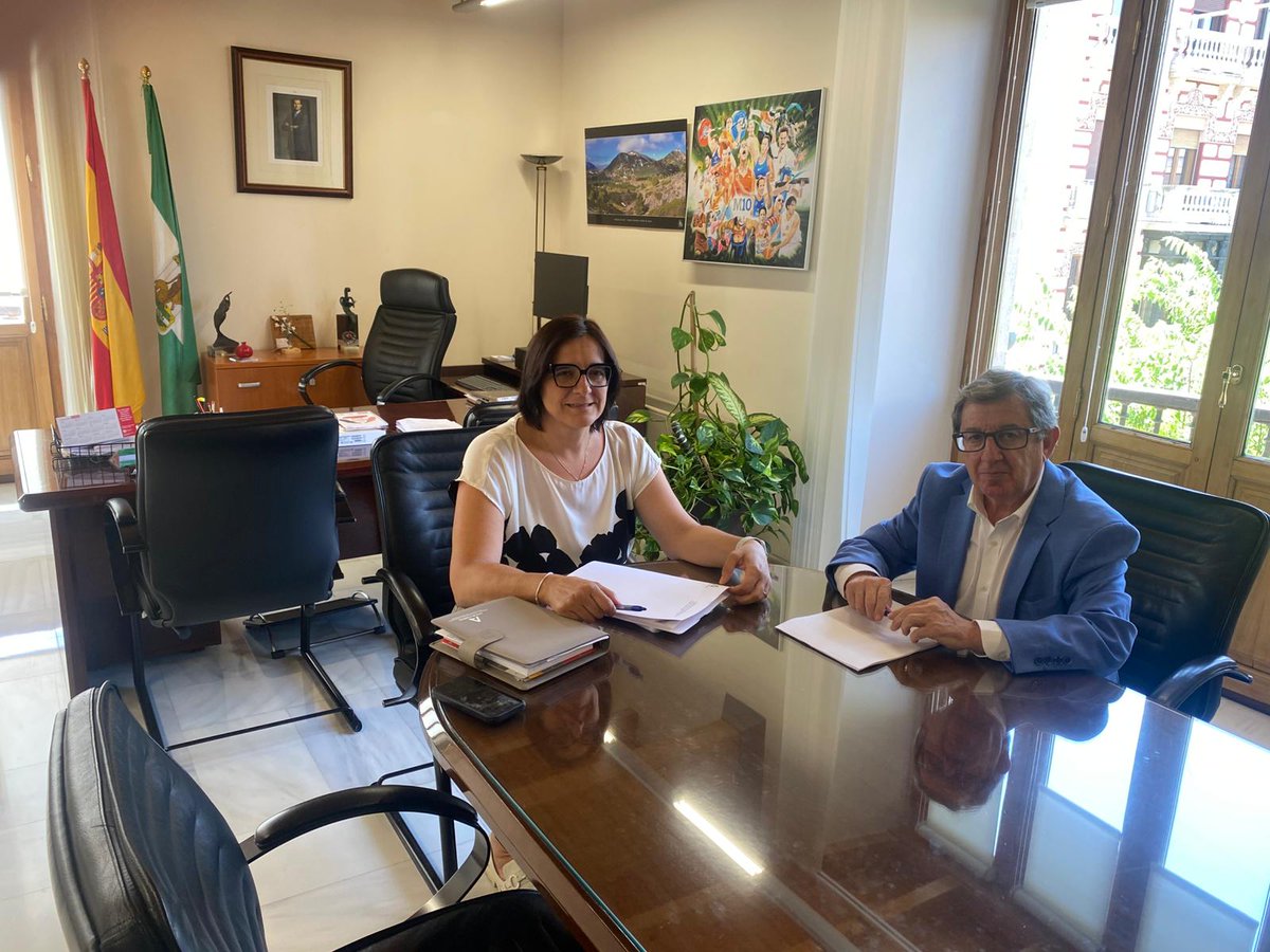 Reunión con Delegada de Desarrollo Educativo y FP de la Junta de Andalucía en Granada, haciendo seguimiento de los temas vinculados a la <a href="/FundacionPTS/">Fundación PTS (Parque Tecnológico de la Salud)</a>,  reafirmando el compromiso de Andalucía con el progreso científico, la salud, la innovación y la transferencia de conocimiento.