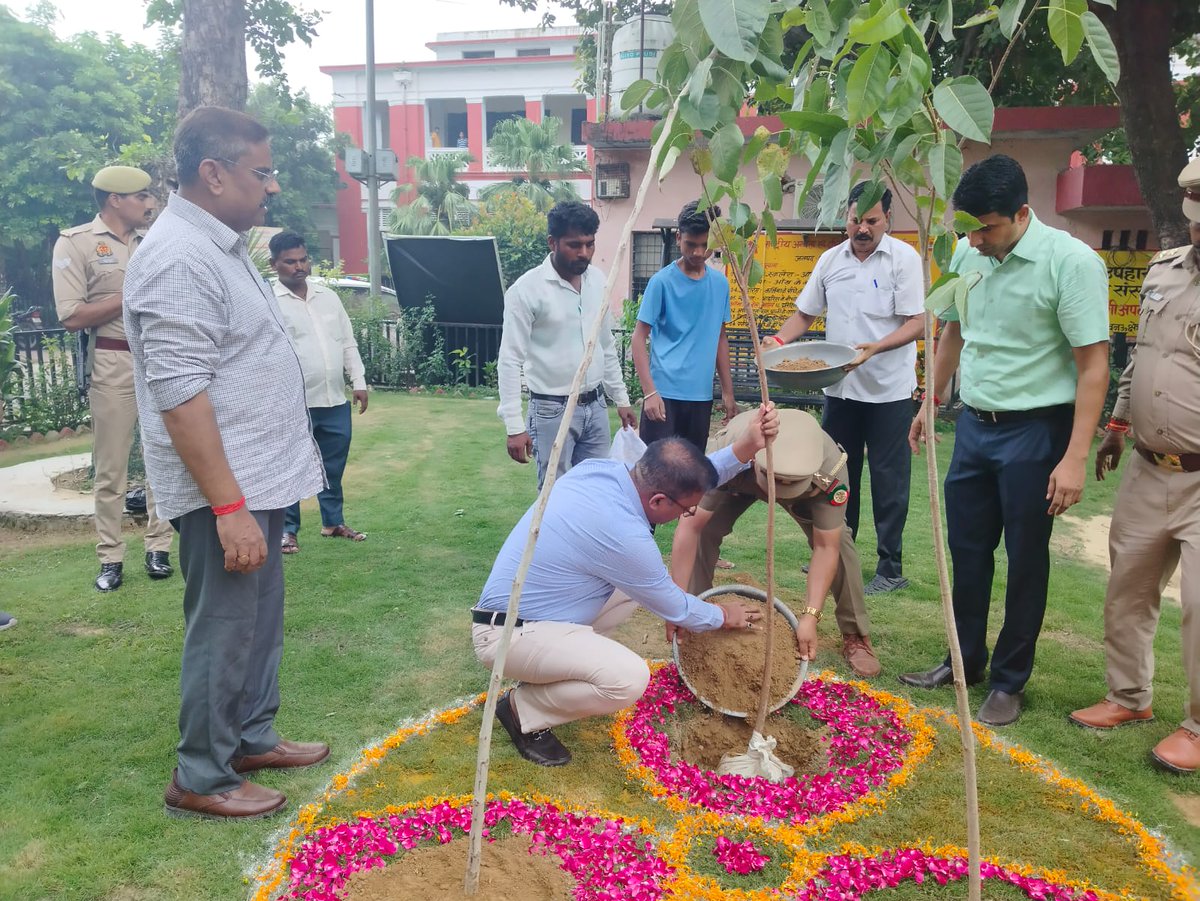 dmupsha's tweet image. आज कलेक्ट्रेट परिसर में हरिशंकरी पौधों का वृक्षारोपण कर पर्यावरण संतुलन का संदेश दिया। पौधे हमें शुद्ध हवा पानी देते है तथा पर्यावरण, जल संरक्षण के लिये भी महत्वपूर्ण है इसलिये हम सभी को अधिक से अधिक पौधारोपण करना चाहिये व पौधो का संरक्षण भी करना चाहिये।